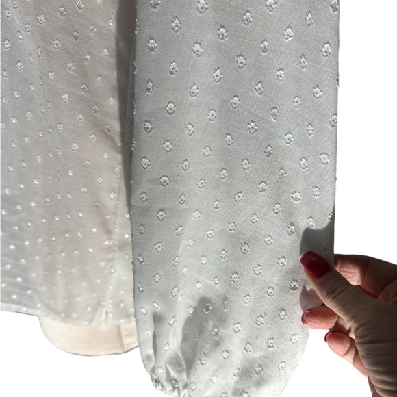 Lilly Pulitzer white top in size S. Beautiful detail throughout. Lilly buttons - Picture 4 of 12